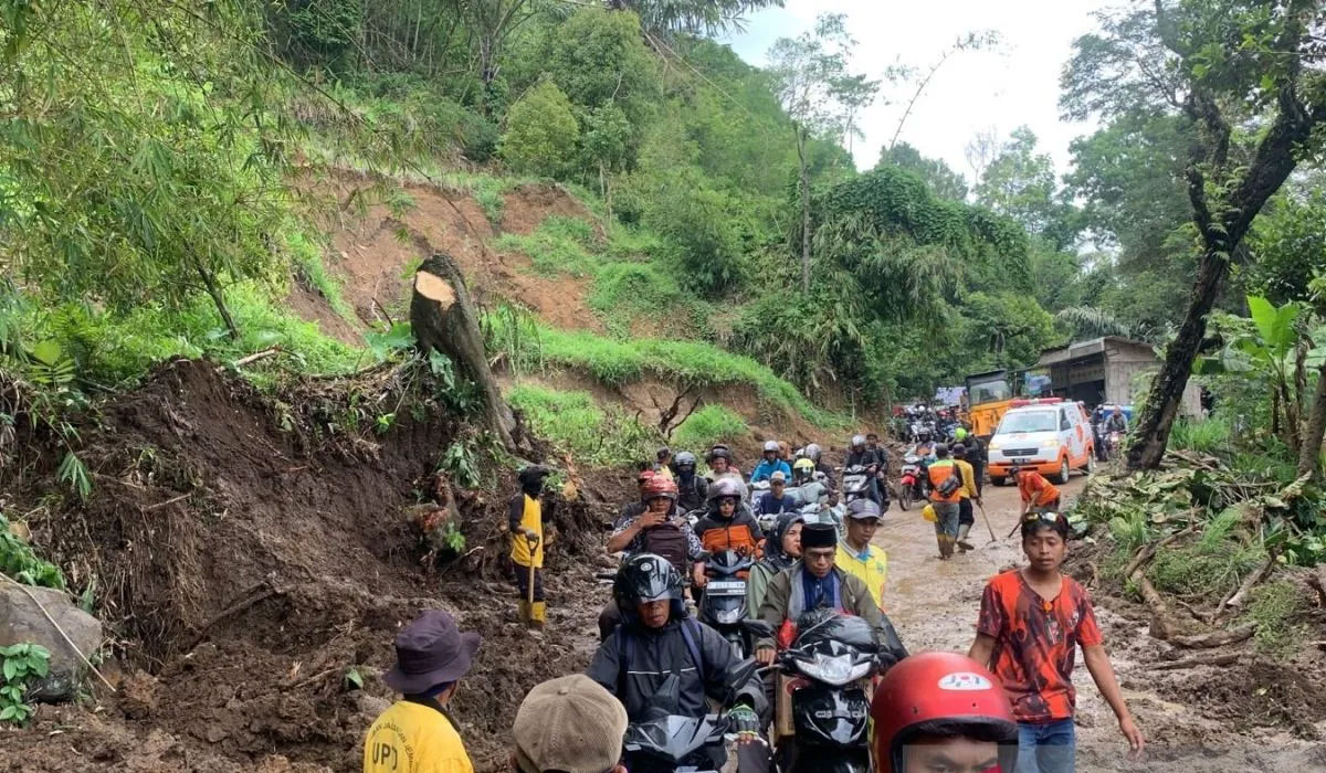 Mengerikan! Longsor Cianjur Belum Terbuka, Akses Desa Cibuluh Lumpuh Total 3 Hari