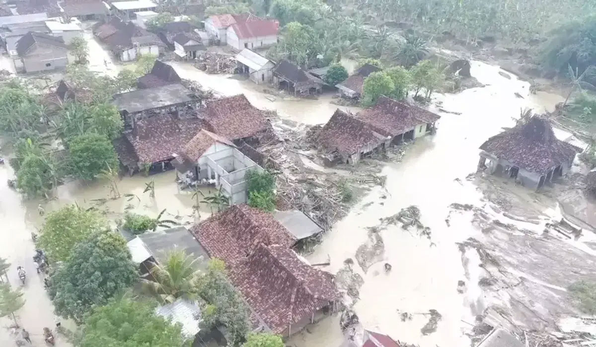 GILA! Banjir Bandang Sapu Demak, Warga Panik Lari Selamatkan Diri
